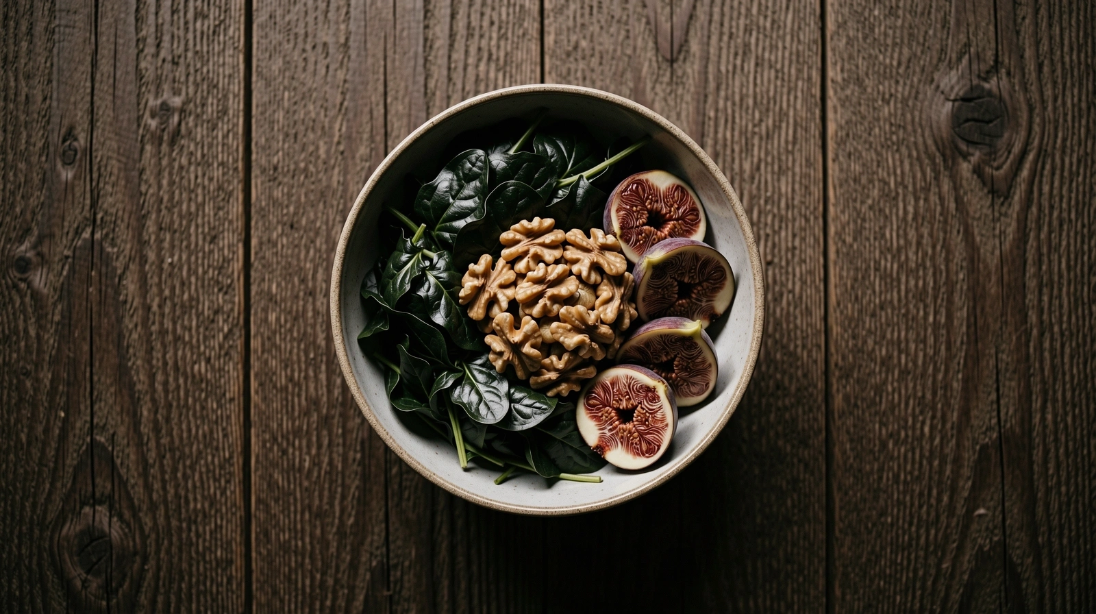 Frische, nährstoffreiche Zutaten auf einem Holztisch